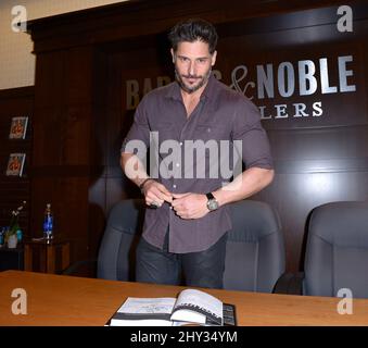 Joe Manganiello signe des copies de son nouveau livre intitulé « Evolution: The Cutting Edge Guide to Breaking Down Mental Walls and Building the Body You Aways Wanted », qui s'est tenu à Barnes & Noble au Grove de Los Angeles, en Californie. Banque D'Images