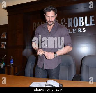 Joe Manganiello signe des copies de son nouveau livre intitulé « Evolution: The Cutting Edge Guide to Breaking Down Mental Walls and Building the Body You Aways Wanted », qui s'est tenu à Barnes & Noble au Grove de Los Angeles, en Californie. Banque D'Images