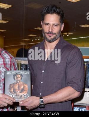 Joe Manganiello signe des copies de son nouveau livre intitulé « Evolution: The Cutting Edge Guide to Breaking Down Mental Walls and Building the Body You Aways Wanted », qui s'est tenu à Barnes & Noble au Grove de Los Angeles, en Californie. Banque D'Images