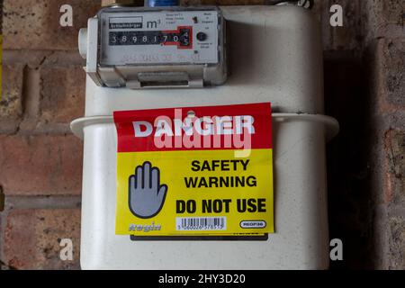 Un compteur de gaz avec un autocollant d'avertissement de sécurité de danger. Banque D'Images