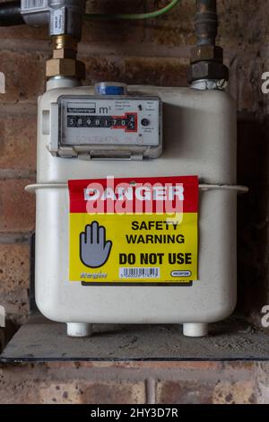 Un compteur de gaz avec un autocollant d'avertissement de sécurité de danger. Banque D'Images