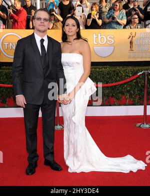 Matt Damon et Luciana Barroso assistent aux Prix annuels 20th de la Guilde des acteurs de l'écran, qui se tiennent à l'Auditorium du Sanctuaire Banque D'Images