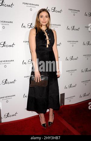 Elizabeth Olsen participe à l'événement Forevermark Diamonds présente la première de Los Angeles des attractions de la route et de LD Entertainment 'In Secret' tenue aux cinémas ArcLight Hollywood. Banque D'Images