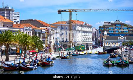 Vue sur les bateaux Moliceiro amarrés dans le centre d'Aveiro, Portugal Banque D'Images