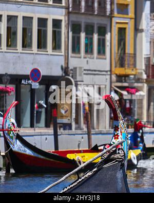 Vue sur les bateaux Moliceiro amarrés dans le centre d'Aveiro, Portugal Banque D'Images