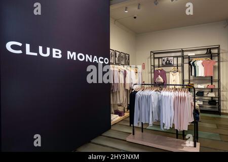 Club Monaco est un magasin de mode de luxe abordable dans le bâtiment phare de Charles Scribner's Sons, sur Fifth Avenue, NYC, USA 2022 Banque D'Images