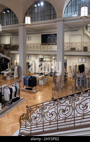 Club Monaco est un magasin de mode de luxe abordable dans le bâtiment phare de Charles Scribner's Sons, sur Fifth Avenue, NYC, USA 2022 Banque D'Images