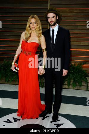 Sienna Miller et Tom Sturridge participant à la Vanity Fair Oscar Party organisée par le rédacteur Graydon carter au parking Sunset Plaza à Los Angeles, États-Unis. Banque D'Images