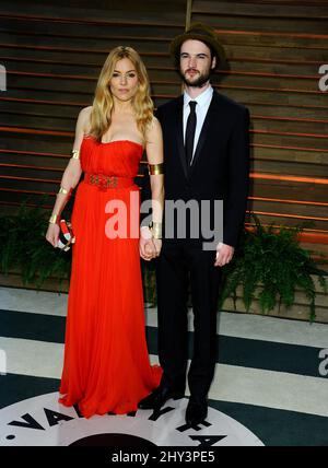 Sienna Miller et Tom Sturridge participant à la Vanity Fair Oscar Party organisée par le rédacteur Graydon carter au parking Sunset Plaza à Los Angeles, États-Unis. Banque D'Images