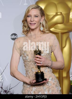Cate Blanchett avec son prix de la meilleure actrice pour 'Blue Jasmine', dans la salle de presse des 86e Academy Awards qui se tiennent au Dolby Theatre à Hollywood, Los Angeles, CA, Etats-Unis, le 2 mars 2014. Banque D'Images