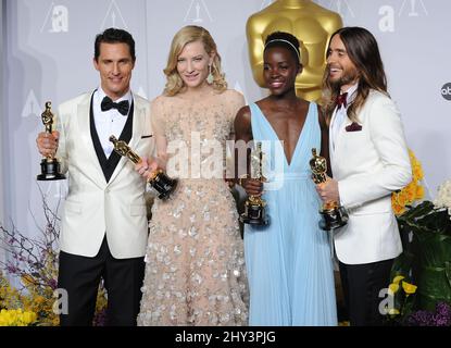 Les gagnants du meilleur acteur et actrice Oscars, Matthew McConaughey, Cate Blanchett, Lupita Nyong'o et Jared Leto dans la salle de presse des 86e Academy Awards qui se tiennent au Dolby Theatre à Hollywood, Los Angeles, CA, USA, le 2 mars, 2014. Banque D'Images