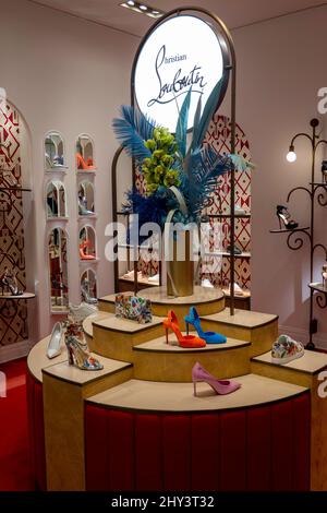 Saks Fifth Avenue est un grand magasin de luxe phare à Midtown Manhattan, New York City, USA 2022 Banque D'Images