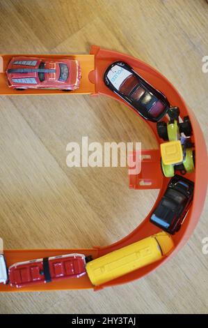 Vue de dessus des voitures Mattel Hot Wheels sur un circuit de course Banque D'Images