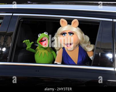 Kermit The Frog & Miss Piggy (les Muppets) assistant à la première Muppets Most Wanted Los Angeles au théâtre El Capitan Banque D'Images