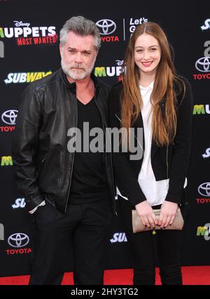 Ray Liotta et Karsen Liotta participant à la première Muppets Most Wanted Los Angeles au théâtre El Capitan Banque D'Images