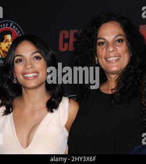 Rosario Dawson et mère assistant à la première de 'Cesar Chavez' à Los Angeles Banque D'Images