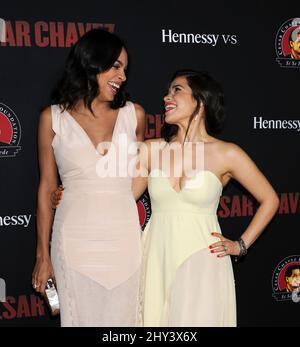 Rosario Dawson et America Ferrera participant à la première de Cesar Chavez à Los Angeles Banque D'Images