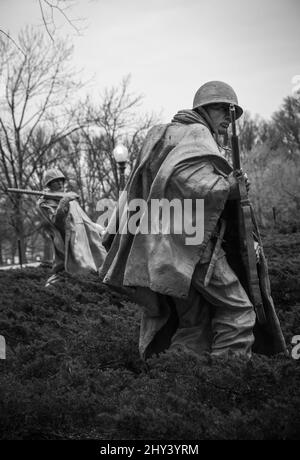 Prise de vue verticale en niveaux de gris du mémorial des anciens combattants de la guerre de Corée au National Mall, Washington DC. Banque D'Images