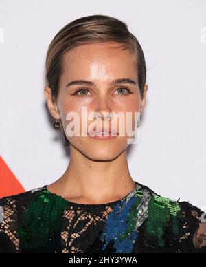 Isabel Lucas assiste au Gala du 35th anniversaire de la MOCA, au Geffen de la MOCA, Los Angeles Banque D'Images