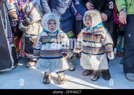 Deux jeunes garçons de Nenet en vêtements traditionnels au Festival des héros de rennes à Salekhard, Yamalo-Nenets Autonomous Okrug, Russie Banque D'Images