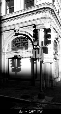 Vue verticale en niveaux de gris d'un bâtiment contre un panneau de signalisation Banque D'Images