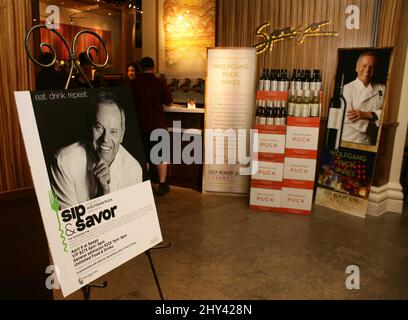 Wolfgang Puck en fait un livre de cuisine sain Signing à Spago Las Vegas, le Forum Shops au Caesars Palace. Banque D'Images