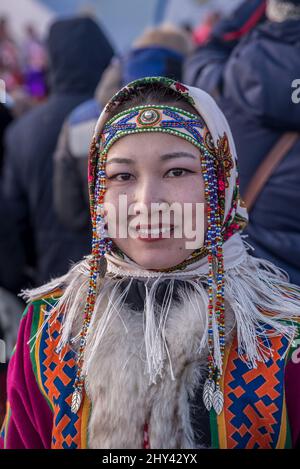 Portrait d'une jeune fille Khanty souriante au Festival des héros de rennes à Salekhard, Yamalo-Nenets Autonomous Okrug, Russie Banque D'Images