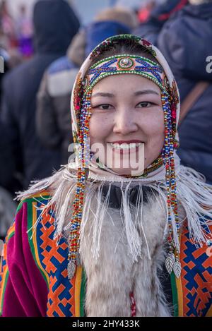 Portrait d'une jeune fille Khanty souriante au Festival des héros de rennes à Salekhard, Yamalo-Nenets Autonomous Okrug, Russie Banque D'Images