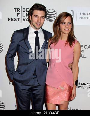 Roberto Aguire et Emma Watson arrivent pour la première du boulevard du film lors du Festival du film Tribeca 2014 qui s'est tenu au CCMB Tribeca PAC le 20th avril 2014. Banque D'Images