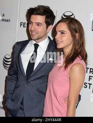 Roberto Aguire et Emma Watson arrivent pour la première du boulevard du film lors du Festival du film Tribeca 2014 qui s'est tenu au CCMB Tribeca PAC le 20th avril 2014. Banque D'Images