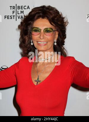 Sophia Loren arrive pour la projection de la voix humaine lors du Tribeca film Festival 2014 au AMC Loews Village 7 le lundi 21 avril 2014 à New York. Banque D'Images