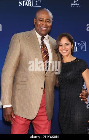 Chi McBride et Julissa McBride assistant à la première « My's Night Out » de Los Angeles au Théâtre chinois Banque D'Images