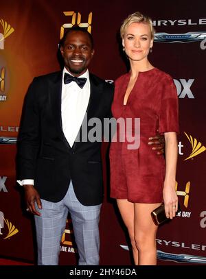 Gbenga Akinnagbe et Yvonne Strahovski participant à l'événement de première journée 24 : Live Another Day à l'Intrepid à New York. Banque D'Images