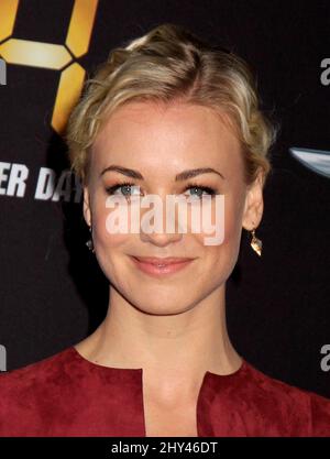 Yvonne Strahovski assister à l'événement 24: Live Another Day Premiere à l'Intrepid à New York. Banque D'Images