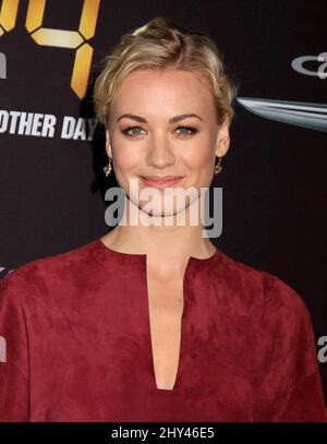 Yvonne Strahovski assister à l'événement 24: Live Another Day Premiere à l'Intrepid à New York. Banque D'Images