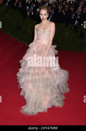 Suki Waterhouse arrivée à l'Institut de costume bénéfice met Gala célébrant l'ouverture de l'exposition Charles James, au-delà de la mode et du nouveau Centre de costume Anna Wintour. Metropolitan Museum of Art, New York. Banque D'Images