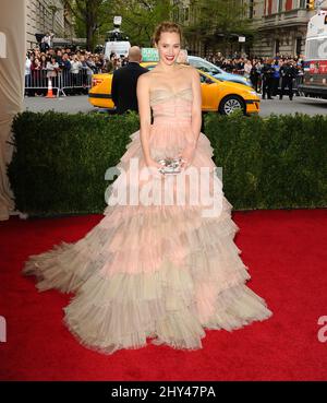 Suki Waterhouse arrivée à l'Institut de costume bénéfice met Gala célébrant l'ouverture de l'exposition Charles James, au-delà de la mode et du nouveau Centre de costume Anna Wintour. Metropolitan Museum of Art, New York. Banque D'Images