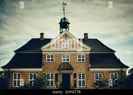 Vue panoramique de l'ancien bâtiment de l'hôtel de ville de Viborg, Danemark, sur fond ciel nuageux Banque D'Images