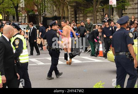 Streaker arrivant à l'Institut de Costume bénéfice met Gala célébrant l'ouverture de l'exposition Charles James, au-delà de la mode et du nouveau Centre de Costume Anna Wintour. Metropolitan Museum of Art, New York. Banque D'Images