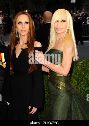 Donatella Versace et sa fille Allegra Beck Versace arrivent au Gala de l'Institut de costume pour célébrer l'ouverture de l'exposition Charles James, au-delà de la mode et du nouveau Centre de costume Anna Wintour. Metropolitan Museum of Art, New York. Banque D'Images