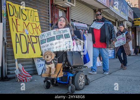 ÉTATS-UNIS. 14th mars 2022. Les membres de Downstate New York ADAPT se sont réunis à l'extérieur des bureaux de Carl Heastie, membre de l'Assemblée de l'État de New York, dans le Bronx, le 14 mars, 2022 en tant que militants handicapés de New York, ils sont fortement en désaccord avec le refus de l'État d'adopter les projets de loi A.5367 et S.5028 visant à abroger les restrictions mortelles à l'accès aux soins à domicile au milieu de la pandémie COVID-19. (Photo par Erik McGregor/Sipa USA) crédit: SIPA USA/Alay Live News Banque D'Images