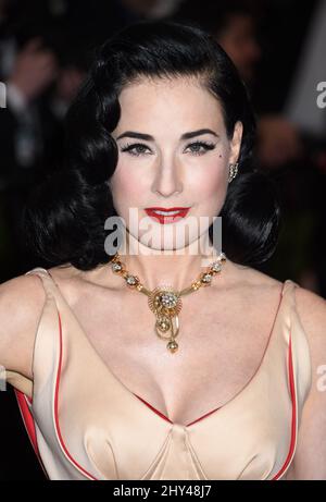 DITA Von Teese assister à l'Institut de Costume avantage au Metropolitan Museum of Art célébrer l'ouverture de Charles James: Beyond Fashion et le nouveau Centre de Costume Anna Wintour Banque D'Images