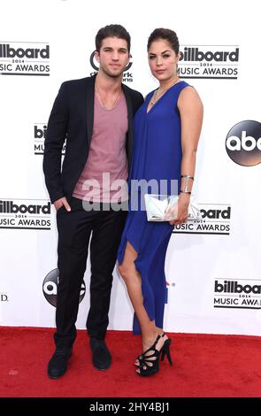 Bryan Craig et Kelly Thiebaud arrivent aux Billboard Music Awards, au MGM Grand Garden Arena, le dimanche 18 mai 2014, à Las Vegas. Banque D'Images