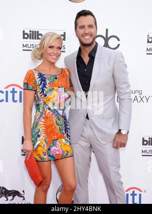 Luke Bryan et Caroline Boyer assistent aux Billboard Music Awards au MGM Grand Garden Arena le dimanche 18 mai 2014 à Las Vegas. Banque D'Images