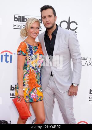 Luke Bryan et Caroline Boyer assistent aux Billboard Music Awards au MGM Grand Garden Arena le dimanche 18 mai 2014 à Las Vegas. Banque D'Images