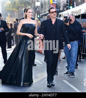 Angelina Jolie, Brad Pitt participant à la première de 'medicent' au théâtre El Capitan de Los Angeles, aux États-Unis. Banque D'Images