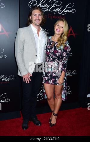 Landon Beard et Vanessa Ray assistent à la célébration de l'épisode 100th « Pretty Little liars » qui s'est tenue sur le toit de l'hôtel West Hollywood à Los Angeles, en Californie. Banque D'Images