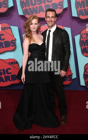James Van Der Beek et Kimberly Brook assistent aux CMT Music Awards 2014 qui ont eu lieu au Bridgestone Arena de Nashville, le 4 juin 2014. Banque D'Images