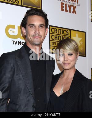 Kaley Cuoco et Ryan Sweeting arrivent aux critiquess' Choice Television Awards à l'hôtel Beverly Hilton le jeudi 19 juin 2014, à Beverly Hills, en Californie. Banque D'Images