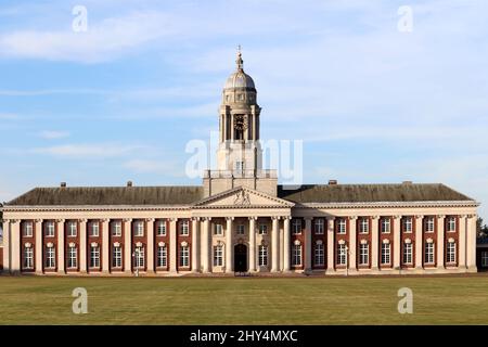 Le prestigieux bâtiment, connu sous le nom de College Hall, a été achevé en septembre 1933 pour un coût de £321 000. Le bâtiment a été officiellement ouvert par son Altesse Royale le Prince de Galles, plus tard Edward VIII, en octobre 1934. Devant le Collège se trouve son terrain de parade et un grand cercle d'herbe connu sous le nom d'Orange, où les cérémonies de remise des diplômes ont encore lieu aujourd'hui. Banque D'Images